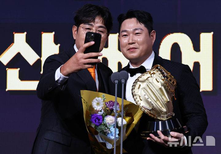 [서울=뉴시스] 최진석 기자 = 두산 양의지가 9일 서울 송파구 롯데호텔 월드에서 열린 '2025 KBO 골든글러브 시상식'에서 포수 골든글러브를 수상하며 정민철 해설위원과 기념촬영하고 있다. 2025.12.09. myjs@newsis.com