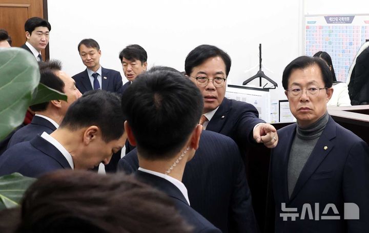 [서울=뉴시스] 조성봉 기자 = 송언석 국민의힘 원내대표와 중진의원들이 9일 오후 서울 여의도 국회에서 열린 제429회국회(정기회) 제16차 본회의 정회와 관련해 국회의장실을 항의방문하고 있다. 송 원내대표가 입장을 가로막은 비서진을 향해 고함을 지르고 있다. 2025.12.09. suncho21@newsis.com