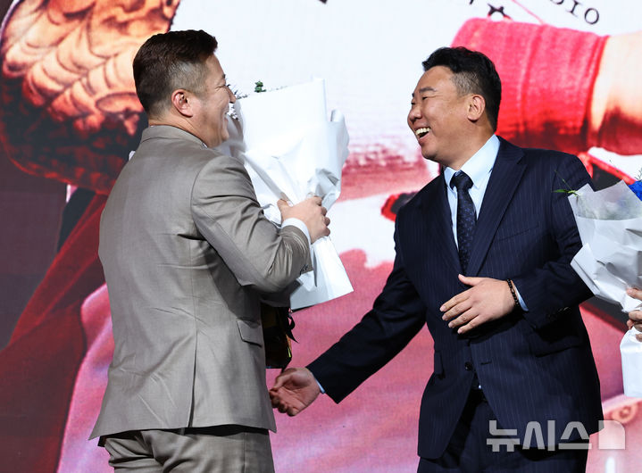 [서울=뉴시스] 최진석 기자 = 삼성 라이온즈 최형우가 9일 서울 송파구 롯데호텔 월드에서 열린 '2025 KBO 골든글러브 시상식'에서 지명타자 골든글러브를 수상하며 KIA 이범호 감독의 축하를 받고 있다. 2025.12.09. myjs@newsis.com