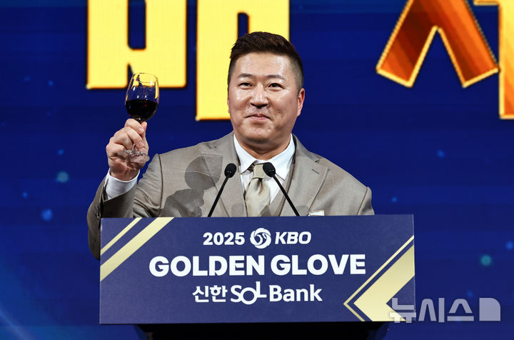 [서울=뉴시스] 최진석 기자 = 삼성 라이온즈 최형우가 9일 서울 송파구 롯데호텔 월드에서 열린 '2025 KBO 골든글러브 시상식'에서 건배제의를 하고 있다. 2025.12.09. myjs@newsis.com