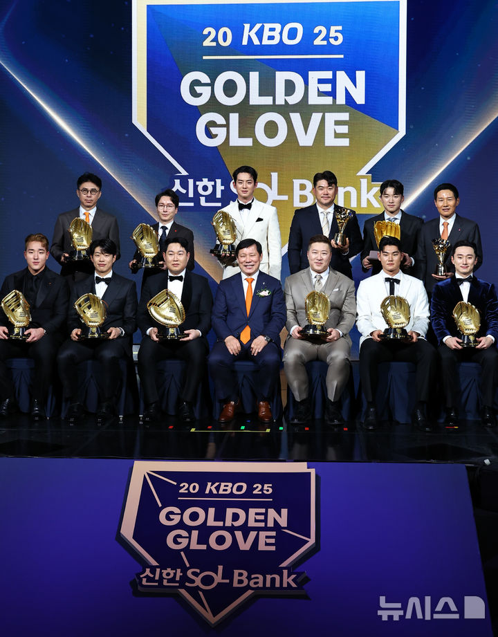 [서울=뉴시스] 최진석 기자 = 허구연 KBO 총재가 9일 서울 송파구 롯데호텔 월드에서 열린 '2025 KBO 골든글러브 시상식'에서 골든글러브 수상자와 대리수상자들과 기념촬영하고 있다.   왼쪽 위부터 시계방향 골든글러브 투수 코디 폰세 대리수상 한화 손혁 단장, 외야 빅터 레이예스 대리수상 롯데 박준혁 단장, 외야 구자욱, 특별상 페어플레이상 SSG 노경은, 골든포토상 LG 박해민, 감독상 LG 염경염 감독, 2루 LG 신민재, 유격수 NC 김주원, 지명타자 삼성 최형우, 허 KBO 총재, 포수 두산 양의지, 3루수 키움 송성문, 외야 kt 안현민. 2025.12.09. myjs@newsis.com