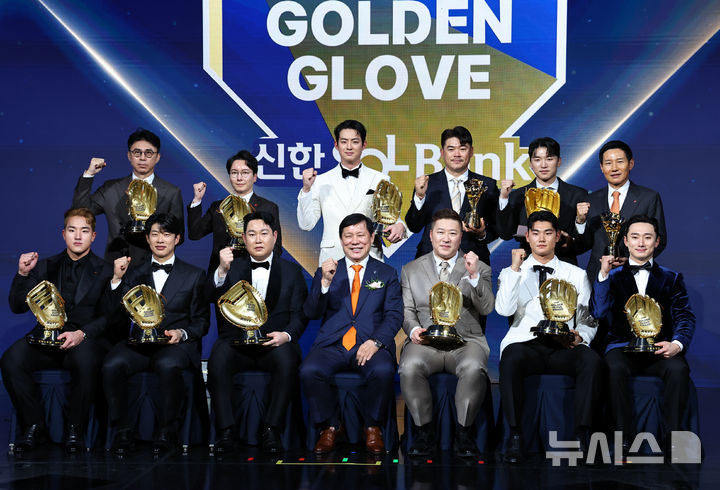 [서울=뉴시스] 최진석 기자 = 허구연 KBO 총재가 9일 서울 송파구 롯데호텔 월드에서 열린 '2025 KBO 골든글러브 시상식'에서 골든글러브 수상자와 대리수상자들과 기념촬영하고 있다. 왼쪽 위부터 시계방향 골든글러브 투수 코디 폰세 대리수상 한화 손혁 단장, 외야 빅터 레이예스 대리수상 롯데 박준혁 단장, 외야 구자욱, 특별상 페어플레이상 SSG 노경은, 골든포토상 LG 박해민, 감독상 LG 염경염 감독, 2루 LG 신민재, 유격수 NC 김주원, 지명타자 삼성 최형우, 허 KBO 총재, 포수 두산 양의지, 3루수 키움 송성문, 외야 kt 안현민. 2025.12.09. myjs@newsis.com