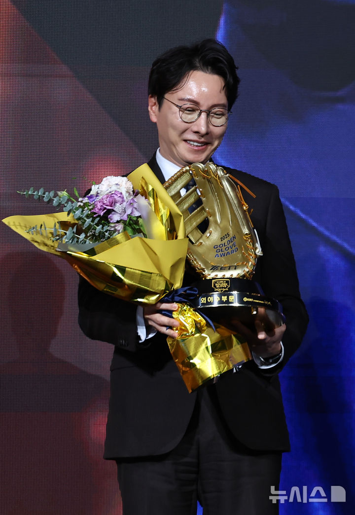 [서울=뉴시스] 최진석 기자 = 롯데 박준혁 단장이 9일 서울 송파구 롯데호텔 월드에서 열린 '2025 KBO 골든글러브 시상식'에서 빅터 레이예스의 외야 골든글러브를 대리 수상하고 있다. 2025.12.09. myjs@newsis.com