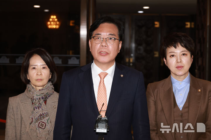 [서울=뉴시스] 고승민 기자 = 송언석 국민의힘 원내대표가 9일 서울 여의도 국회 로텐더홀에서 본회의 필리버스터와 정회 등 현안 관련 입장을 밝히고 있다. 2025.12.09. kkssmm99@newsis.com