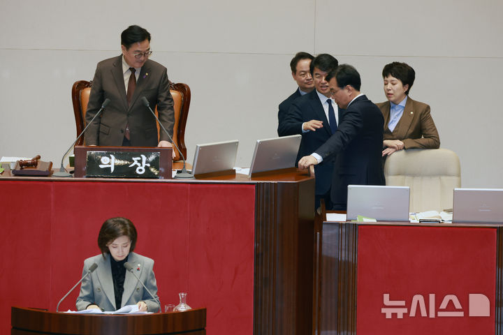 [서울=뉴시스] 고승민 기자 = 송언석 국민의힘 원내대표가 9일 서울 여의도 국회에서 열린 제429회국회(정기회) 제16차 본회의에서 나경원 의원의 필리버스터 도중 의제와는 상관없는 발언으로 인해 마이크 전원이 꺼지자 우원식 의장에게 항의하고 있다. 025.12.09. kkssmm99@newsis.com