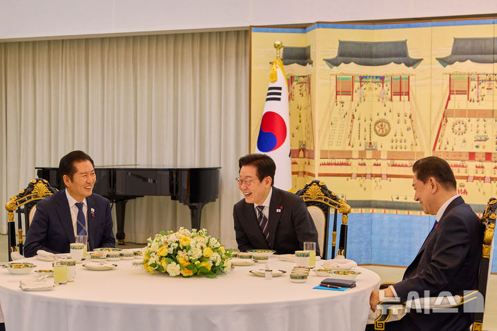 [서울=뉴시스] 이재명 대통령이 9일 서울 서울 한남동 관저에서 정청래 더불어민주당 대표, 김병기 원내대표와 저녁 만찬 회동을 하고 있다. (사진=대통령실 제공) 2025.12.09. photo@newsis.com