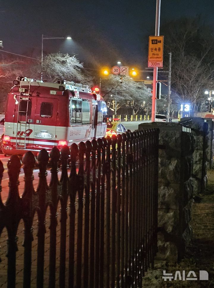 [서울=뉴시스] 한재혁 기자 = 9일 서울 영등포구 국회 담장에서 화재가 발생해 소방이 출동해 있다. 2025.12.09. saebyeok@newsis.com