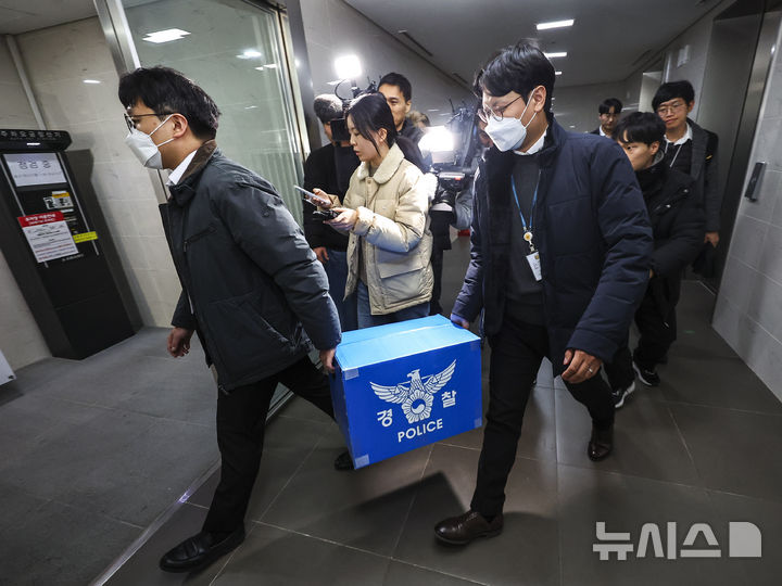 [서울=뉴시스] 최진석 기자 = 경찰이 대규모 개인정보 유출 사태를 빚은 쿠팡을 상대로 강제수사에 나선 9일 오후 서울 송파구 쿠팡 본사 사무실에서 압수수색을 마친 경찰들이 압수품을  옮기고 있다. 2025.12.09. myjs@newsis.com