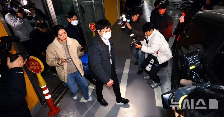 [서울=뉴시스] 박주성 기자 = 쿠팡 개인정보 유출 사고와 관련해 압수수색에 들어간 경찰이 9일 오후 서울 송파구 쿠팡 본사에서 압수수색 물품을 들고 나오고 있다. 2025.12.09. park7691@newsis.com