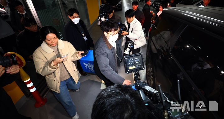 [서울=뉴시스] 박주성 기자 = 쿠팡 개인정보 유출 사고와 관련해 압수수색에 들어간 경찰이 9일 오후 서울 송파구 쿠팡 본사에서 압수수색 물품을 들고 나오고 있다. 2025.12.09. park7691@newsis.com