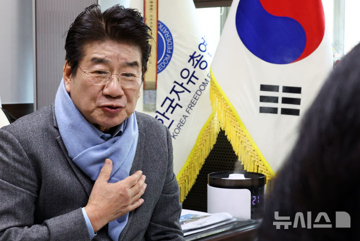 [서울=뉴시스] 최진석 기자 = 강석호 한국자유총연맹 총재가 9일 서울 중구 장충동 한국자유총연맹 총재실에서 뉴시스와 인터뷰를 하고 있다. 2025.12.XX. myjs@newsis.com