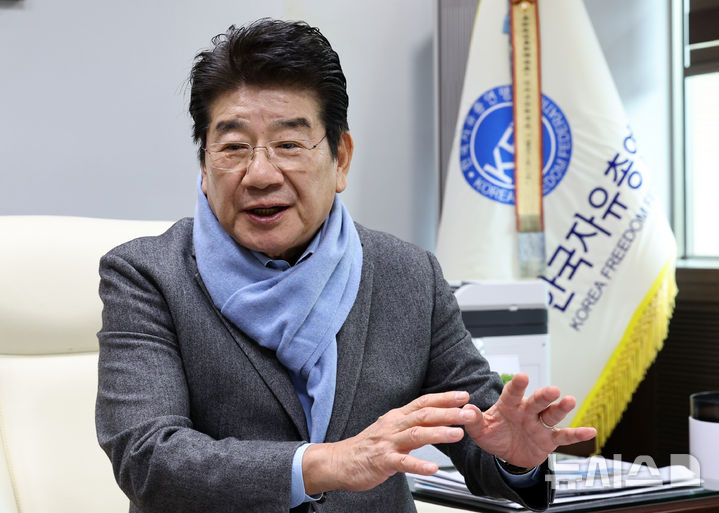 [서울=뉴시스] 최진석 기자 = 강석호 한국자유총연맹 총재가 9일 서울 중구 장충동 한국자유총연맹 총재실에서 뉴시스와 인터뷰를 하고 있다. 2025.12.XX. myjs@newsis.com