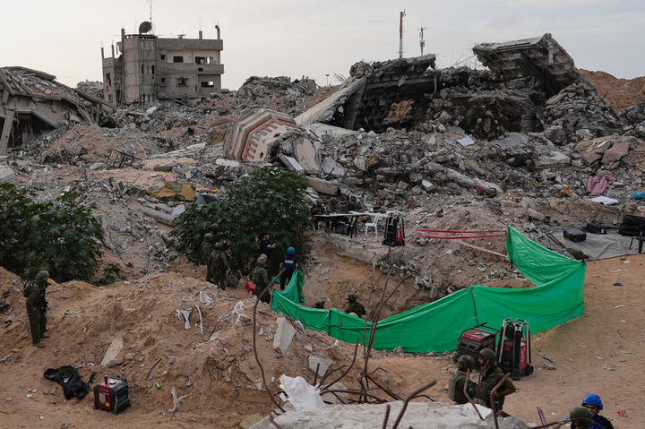 [라파=AP/뉴시스] 15일(현지 시간) NBC뉴스에 따르면 가자 북부 피란민 텐트촌을 겨냥한 이스라엘의 공습으로 최소 4명이 숨졌으며, 남부 칸유니스에서도 추가 공습이 이어지며 5명이 사망했다. 사진은 가자지구 라파에서 이스라엘 군인들이 하다르 골딘 중위의 시신이 보관돼 있었던 땅굴 입구에 모여 있다. 2026.02.15.