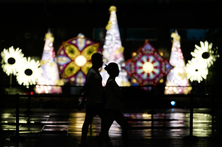 [마카티=AP/뉴시스] 9일(현지 시간) 필리핀 마카티에서 시민들이 크리스마스 시즌 조명으로 장식된 공원을 거닐고 있다. 2025.12.10.