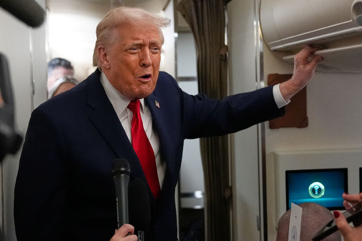 [AP/뉴시스] 도널드 트럼프 미국 대통령이 9일(현지 시간) 전용기 에어포스원에서 취재진 질문에 답하고 있다. 2025.12.10.