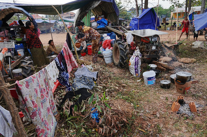 [스레이 스남=AP/뉴시스] 10일(현지 시간) 캄보디아 시엠레아프주 스레이 스남에서 태국과의 분쟁으로 대피한 캄보디아 피란민들이 대피소에서 아침 식사 준비를 하고 있다. 2025.12.10.