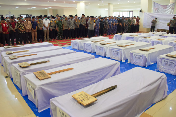 [파당=AP/뉴시스] 지난 10일(현지 시간) 인도네시아 서수마트라주 파당에서 신원 미상의 홍수 희생자들을 위한 합동 장례식이 진행되고 있다. 인도네시아 당국은 홍수 및 산사태로 인한 사망자가 1000명을 넘어섰다고 13일 발표했다. 2025.12.13.