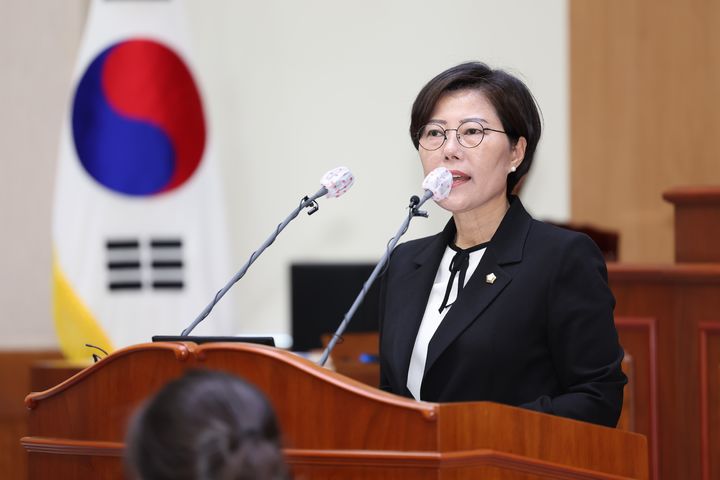 [고성(경남)=뉴시스] 신정철 기자 = 경남 고성군의회 기획행정위원회 이정숙 의원은 지난 8일 개회된 고성군의회 제306회 제2차 정례회 제2차 본회의에서 5분 자유발언을 통해 "지방소멸의 심각한 현실속에서 우리 고성군이 다시 활력을 되찾을 수 있는 귀농·귀촌인 정착 지원정책의 강화”을 촉구했다. 사진은 이정숙 의원의 5분 자유발언 모습.(사진=고성군의회 제공).2025.12.09. photo@newsis.com *재판매 및 DB 금지