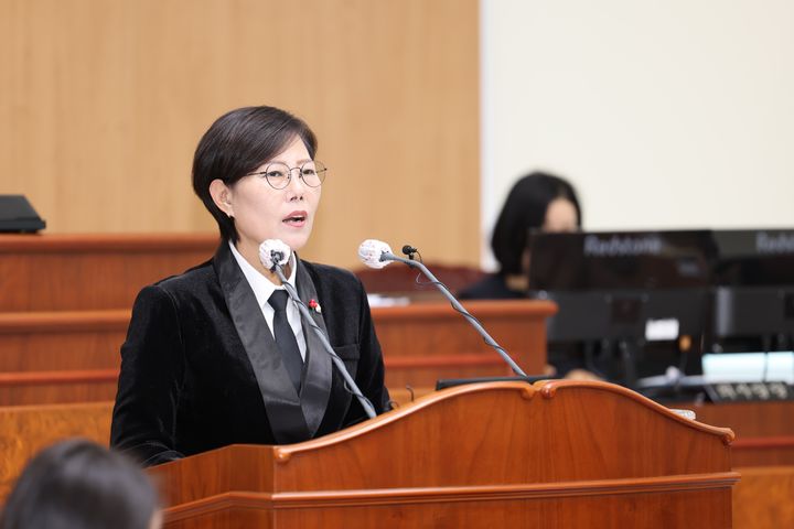 [고성(경남)=뉴시스] 신정철 기자 = 경남 고성군의회 김향숙 의원(고성읍·대가면)은 지난 8일 개회된 고성군의회 제306회 제2차 정례회 제2차 본회의에서 5분 자유발언을 통해 "고성의 풍부한 농수산물을 활용한 특산품 개발과 브랜드화 전략"을 제안했다. 사진은 김향숙 의원의 5분 자유발언 모습.(사진=고성군의회 제공).2025.12.09. photo@newsis.com *재판매 및 DB 금지