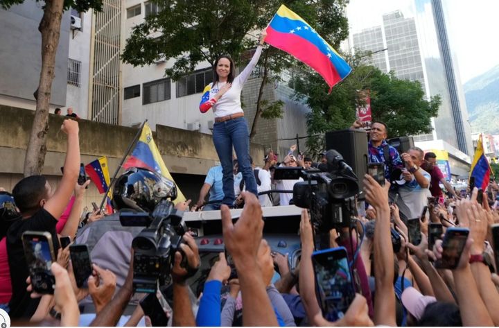 [카라카스=AP/뉴시스] 베네수엘라 야당 지도자 마리아 코리나 마차도가 1월 9일 카라카스에서 니콜라스 마두로 대통령의 3선 취임에 반대하는 시위를 벌이고 있다. 마두로는 이후 11개월 가량 공식 석상에 모습을 드러내지 않았다.2025.12.10.  *재판매 및 DB 금지