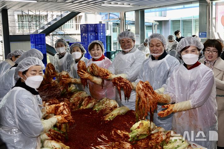 [김해=뉴시스]김해시 연말 김장 나눔행사. (사진=김해시 제공). 2025.12.10. photo@newsis.com