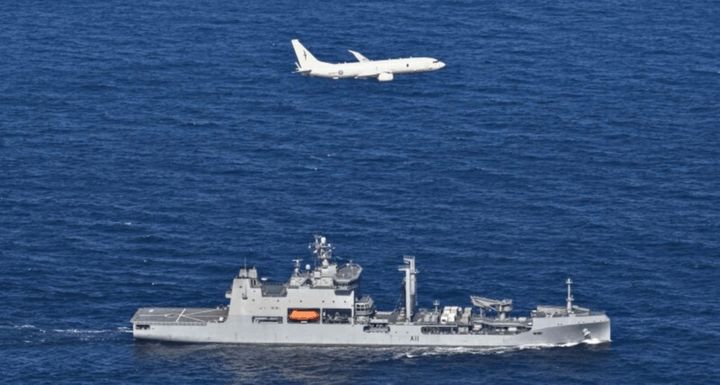 [서울=뉴시스]뉴질랜드 공군 소속 P-8A 포세이돈 초계기가 뉴질랜드 해근 아오테아로아함과 함께 북한의 해상 불법 환적 감시 활동을 벌이고 있다. (출처=뉴질랜드 국방군, Nk 뉴스에서 재인용) 2025.12.10. *재판매 및 DB 금지