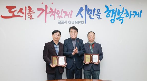 [군포=뉴시스]하은호 군포시장(사진 가운데)이 8일 생활폐기물 수집·운반 대행업 대표자와의 간담회’에서 우주환경㈜과 청수환경㈜ 등 우수업체를 시상하고 기념촬영을 하고 있다.(사진=군포시 제공)2025.12.10.photo@newsis.com *재판매 및 DB 금지