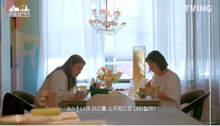 [서울=뉴시스] 2022년 4월 공개된 티빙 예능 ‘서울체크인’ 1회 미공개 영상에서 박나래의 주사에 대해 언급하고 있다. (사진출처: 서울체크인 캡처) 2025.12.10.