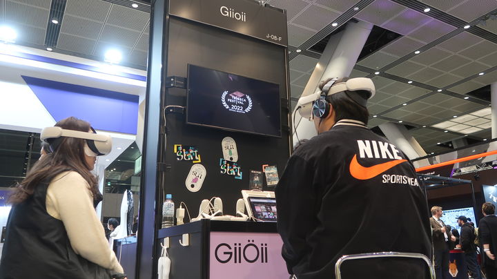 2024년 일본 도쿄에서 열린 '시그라프 아시아 2024'에서 아트코리아랩 부스를 찾은 관람객이 지원기업 ‘기어이’의 VR 작품을 체험하고 있다. (사진=아트코리아랩 제공) *재판매 및 DB 금지