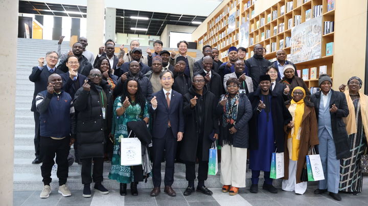 [대전=뉴시스] 국립한밭대학교 오용준 총장과 나이지리아 경제사절단 기념촬영. (사진=국립한밭대 제공) 2025.12.10. photo@newsis.com *재판매 및 DB 금지