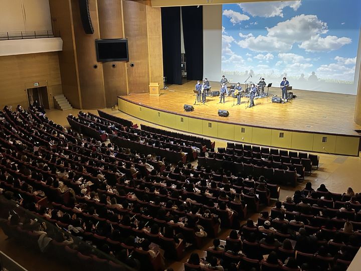 [서울=뉴시스] 세브란스병원은 원내 민윤기치료센터의 음악 기반 치료 프로그램에 참여한 아이들이 만든 마인드 밴드가 연세대학교 대강당에서 공연했다고 10일 밝혔다. (사진=세브란스병원 제공) 2025.12.10. photo@newsis.com  *재판매 및 DB 금지