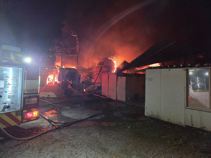 [천안=뉴시스] 지난 9일 충남 천안 동남구 성남면 대정리의 한 메추리 농장에서 불이 나 불길이 번지고 있다. (사진=천안동남소방서 제공) 2025.12.10. photo@newsis.com *재판매 및 DB 금지