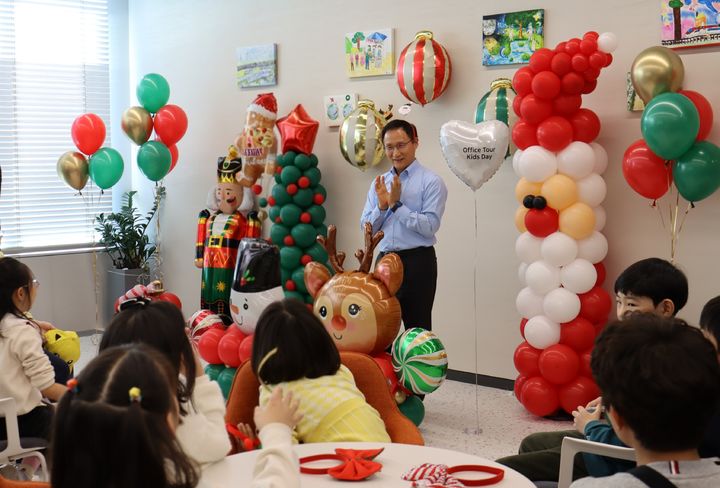 5일 서울 여의도 본사에서 남기천 우리투자증권 대표가 '제2회 우리 오피스투어 키즈데이'에 참여한 임직원 자녀들을 맞이하고 있다.(사진=우리투자증권 제공) *재판매 및 DB 금지