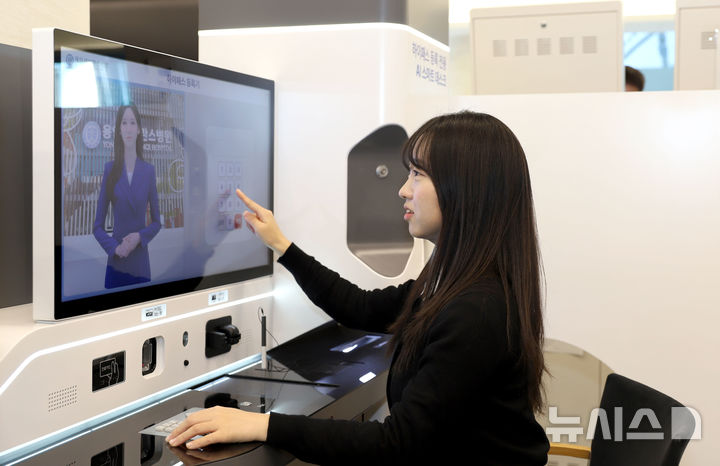 [용인=뉴시스] 용인세브란스병원이 도입한 '인공지능(AI) 스마트 데스크'. (사진=용인세브란스병원 제공) 2025.12.10. photo@newsis.com