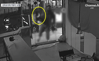 [뉴시스] 금은방을 털려던 20대 남성이 강화유리를 깨지 못해 범행에 실패한 뒤 결국 경찰에 붙잡혔다. (사진='채널 A' 갈무리) *재판매 및 DB금지 *재판매 및 DB 금지