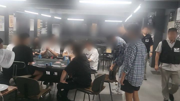 [부산=뉴시스] 부산지역 홀덤펍 단속 장면. (사진=부산경찰청 제공) 2025.12.10. photo@newsis.com *재판매 및 DB 금지