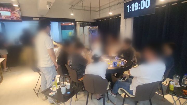 [부산=뉴시스] 부산지역 홀덤펍 단속 장면. (사진=부산경찰청 제공) 2025.12.10. photo@newsis.com *재판매 및 DB 금지