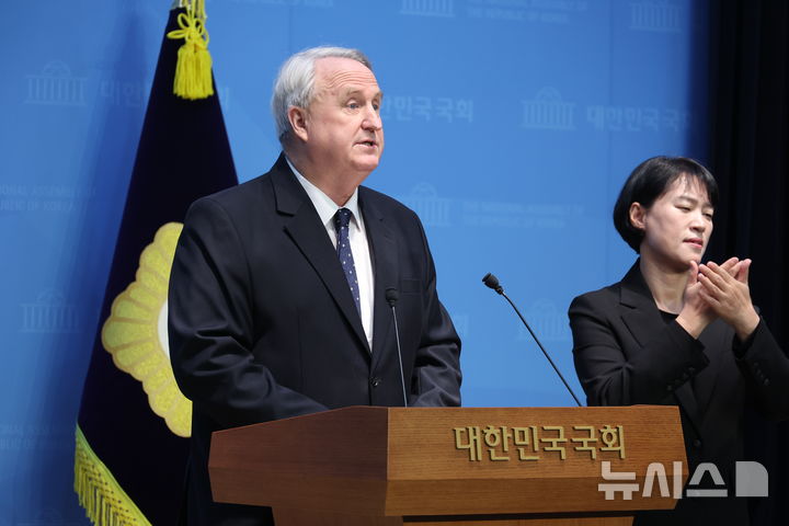 [서울=뉴시스] 조성봉 기자= 인요한 국민의힘 의원이 10일 오전 서울 여의도 국회 소통관에서 의원직 사퇴 기자회견을 하고 있다. 2025.12.10. suncho21@newsis.com