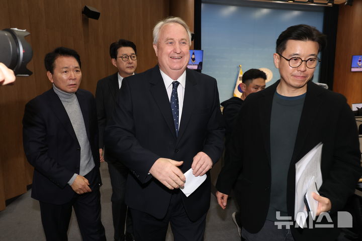 [서울=뉴시스] 조성봉 기자= 인요한 국민의힘 의원이 10일 오전 서울 여의도 국회 소통관에서 의원직 사퇴 기자회견을 마치고 밖으로 나서고 있다.2025.12.10. suncho21@newsis.com