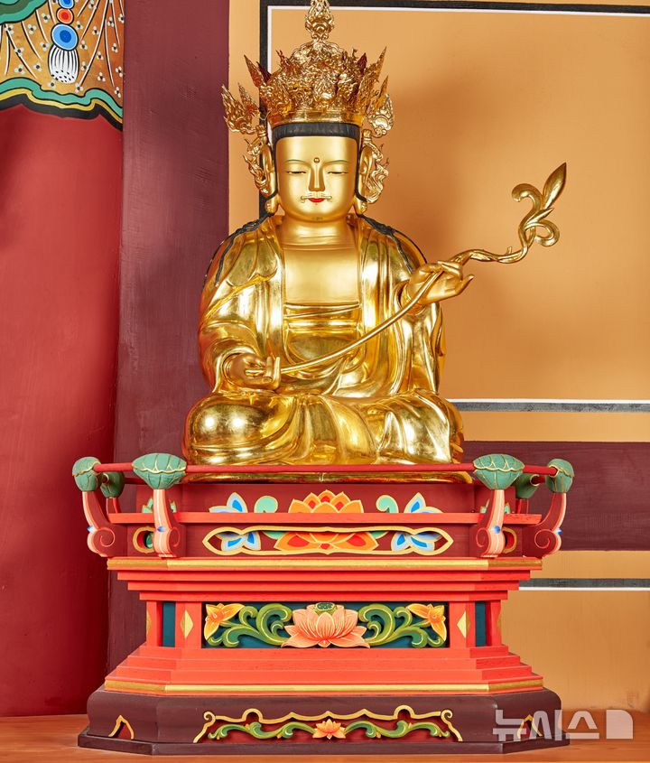 [제주=뉴시스] 서귀포 구룡사 목조보살좌상. (사진=제주도 제공) photo@newsis.com