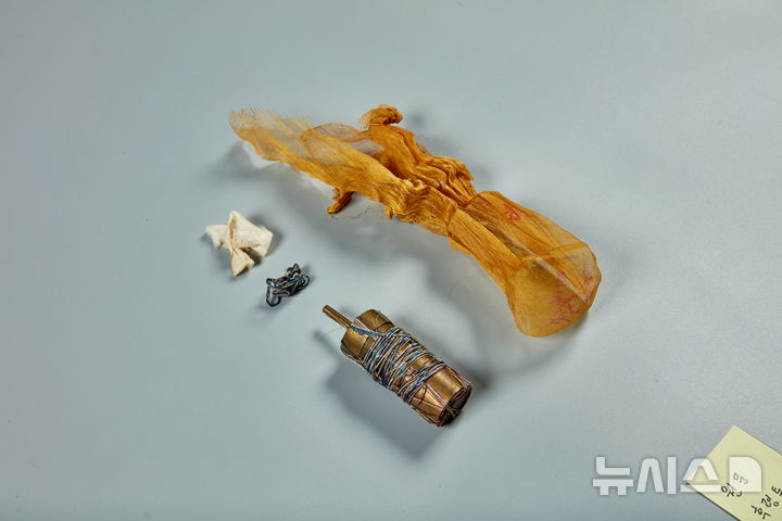 [제주=뉴시스] 서귀포 구룡사 목조보살좌상 복장유물. (사진=제주도 제공) photo@newsis.com