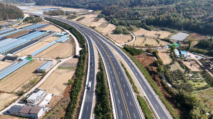 [부산=뉴시스] 산청군 단성면 남사리 신설구간. (사진=부산지방국토청 제공) 2025.12.10. photo@newsis.com *재판매 및 DB 금지