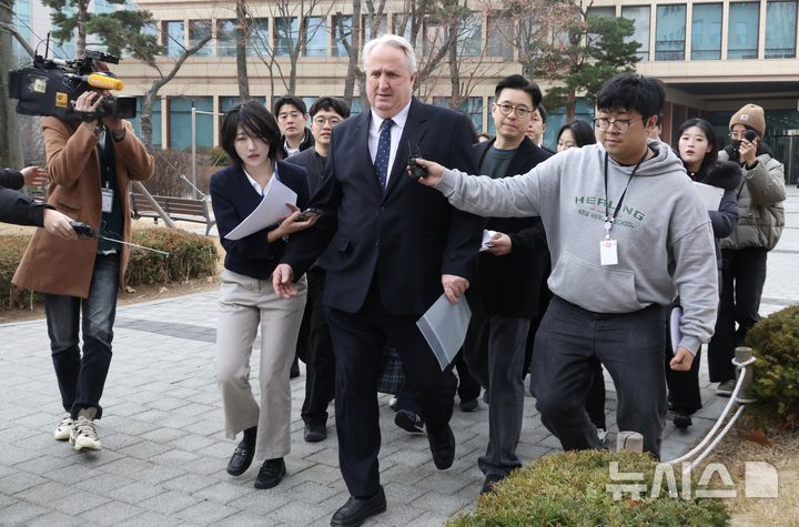 [서울=뉴시스] 조성봉 기자= 인요한 국민의힘 의원이 10일 오전 서울 여의도 국회 소통관에서 의원직 사퇴 기자회견을 마치고 취재진에게 질문세례를 받고 있다.2025.12.10. suncho21@newsis.com