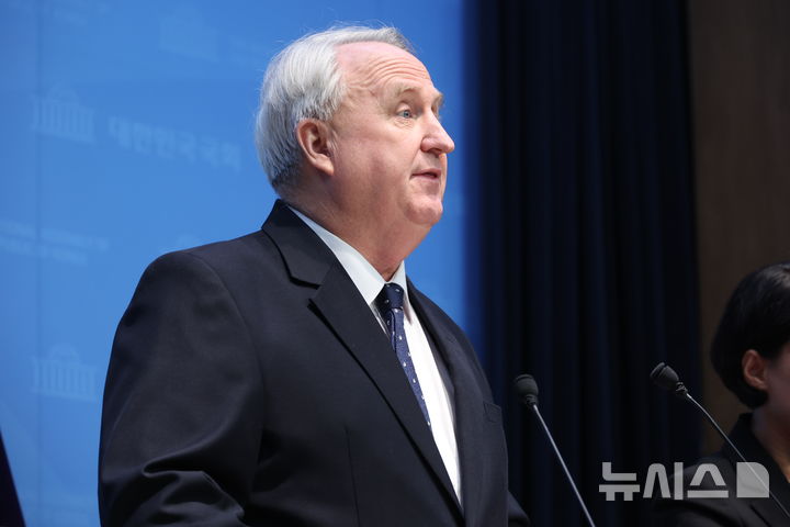 [서울=뉴시스] 조성봉 기자= 인요한 국민의힘 의원이 10일 오전 서울 여의도 국회 소통관에서 의원직 사퇴 기자회견을 하고 있다.2025.12.10. suncho21@newsis.com