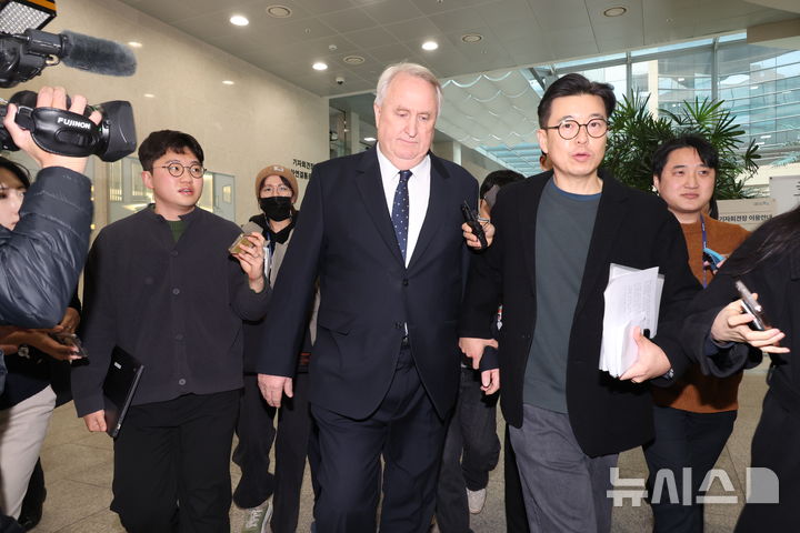 [서울=뉴시스] 조성봉 기자= 인요한 국민의힘 의원이 10일 오전 서울 여의도 국회 소통관에서 의원직 사퇴 기자회견을 마치고 취재진에게 질문세례를 받고 있다.2025.12.10. suncho21@newsis.com