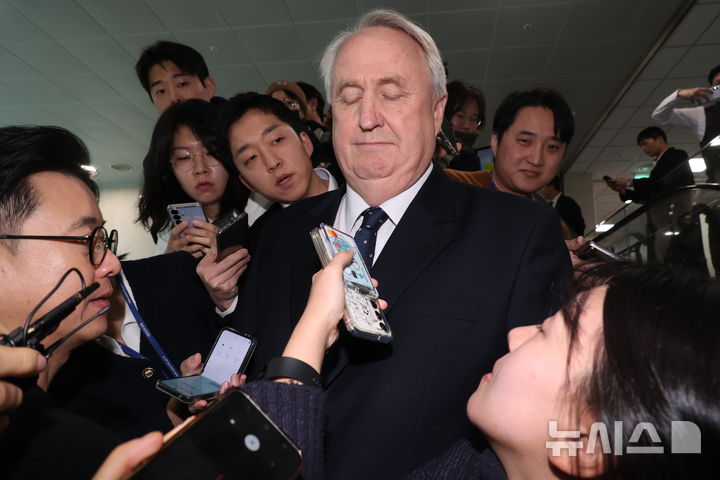 [서울=뉴시스] 조성봉 기자= 인요한 국민의힘 의원이 10일 오전 서울 여의도 국회 소통관에서 의원직 사퇴 기자회견을 마치고 취재진의 질문세례에 두 눈을 감고 있다.2025.12.10. suncho21@newsis.com