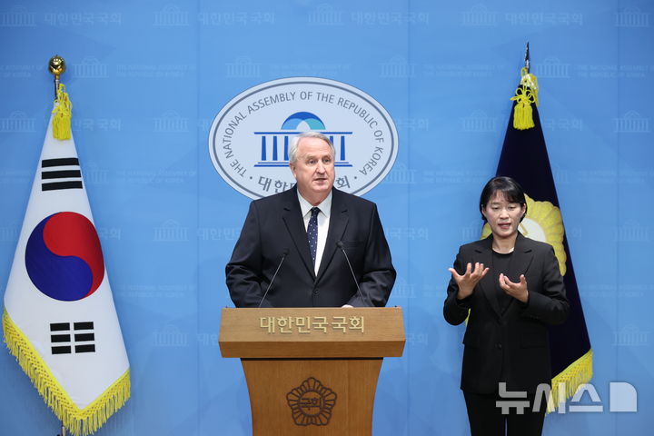 [서울=뉴시스] 조성봉 기자= 인요한 국민의힘 의원이 10일 오전 서울 여의도 국회 소통관에서 의원직 사퇴 기자회견을 하고 있다. 2025.12.10. suncho21@newsis.com