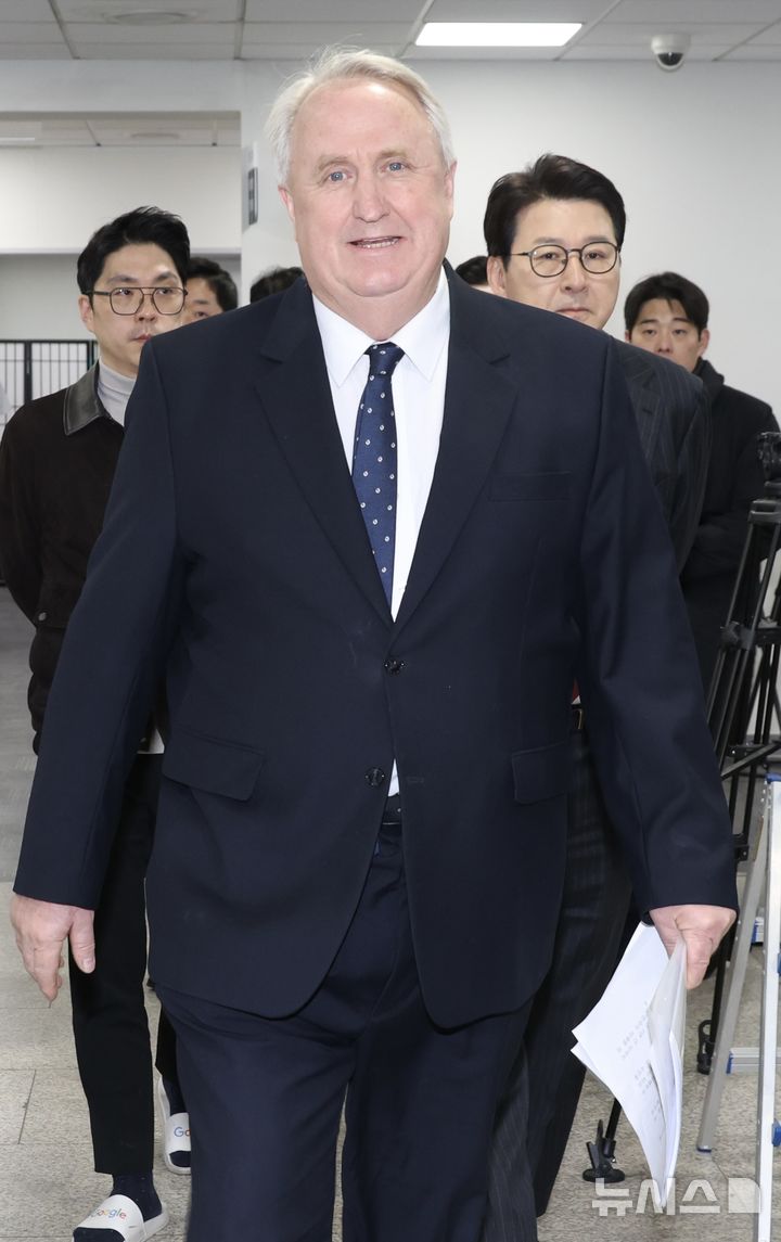 [서울=뉴시스] 조성봉 기자= 인요한 국민의힘 의원이 10일 오전 서울 여의도 국회 소통관에서 의원직 사퇴 기자회견을 하기 위해 들어서고 있다. 2025.12.10. suncho21@newsis.com