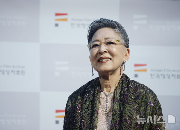 [서울=뉴시스]김진아 기자 = 배우 김지미가 29일 서울 마포구 한국영상자료원에서 열린 ‘매혹의 배우, 김지미’ 특별전 언론공동 인터뷰에서 인사말을 하고 있다. 다음 달 12일까지 열리는 '매혹의 배우, 김지미' 특별전에서는 '길소뜸'(1985) '티켓'(1986)과 같은 그의 주요작과 함께 종교계 반발에 부딪혀 제작이 무산됐던 '비구니'(1985)의 부분 복원판 및 관련 다큐멘터리 등 스무 편의 작품을 상영한다. 2017.06.29. bluesoda@newsis.com