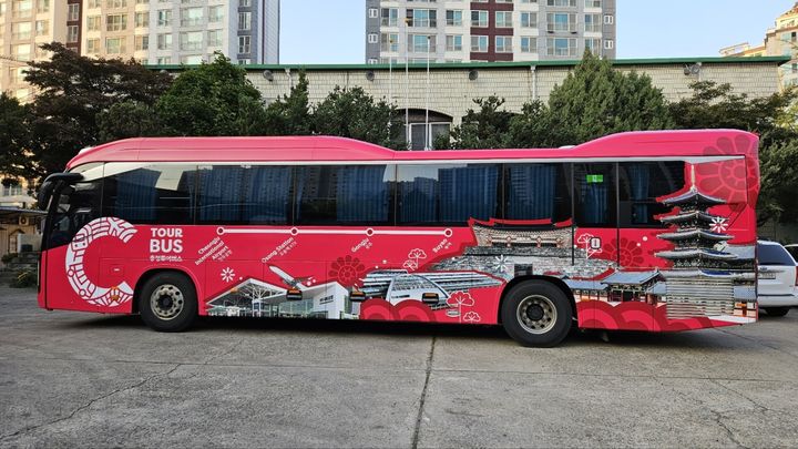 [홍성=뉴시스] 충북 청주국제공항~충남 공주시·부여군 백제문화권을 연결하는 'C-투어버스' 모습. (사진=충남도 제공) 2025.12.10. photo@newsis.com   *재판매 및 DB 금지